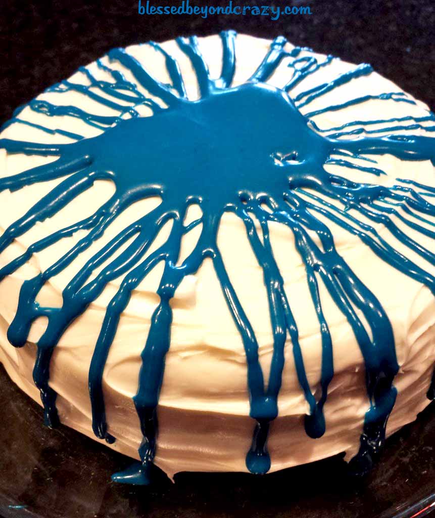 I drizzled the blue icing over one of the small cakes.