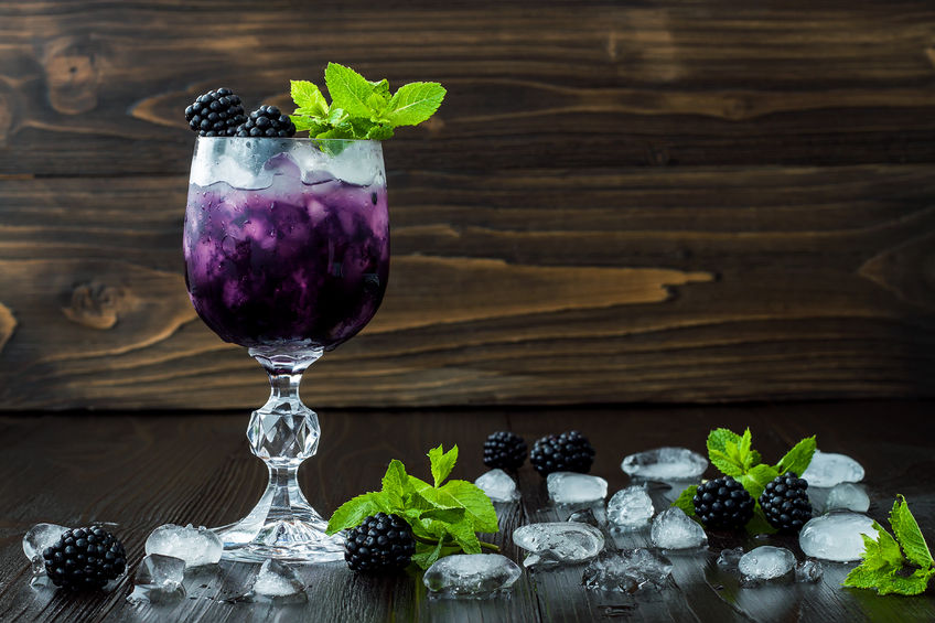 coctel de moras en copa de vino con menta 