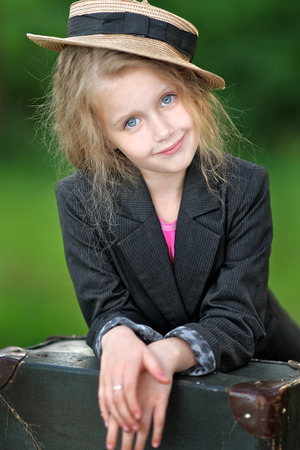  Portrait d'une petite fille à l'extérieur 