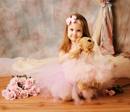 ittle girl gekleidet als Ballerina in einem Tutu