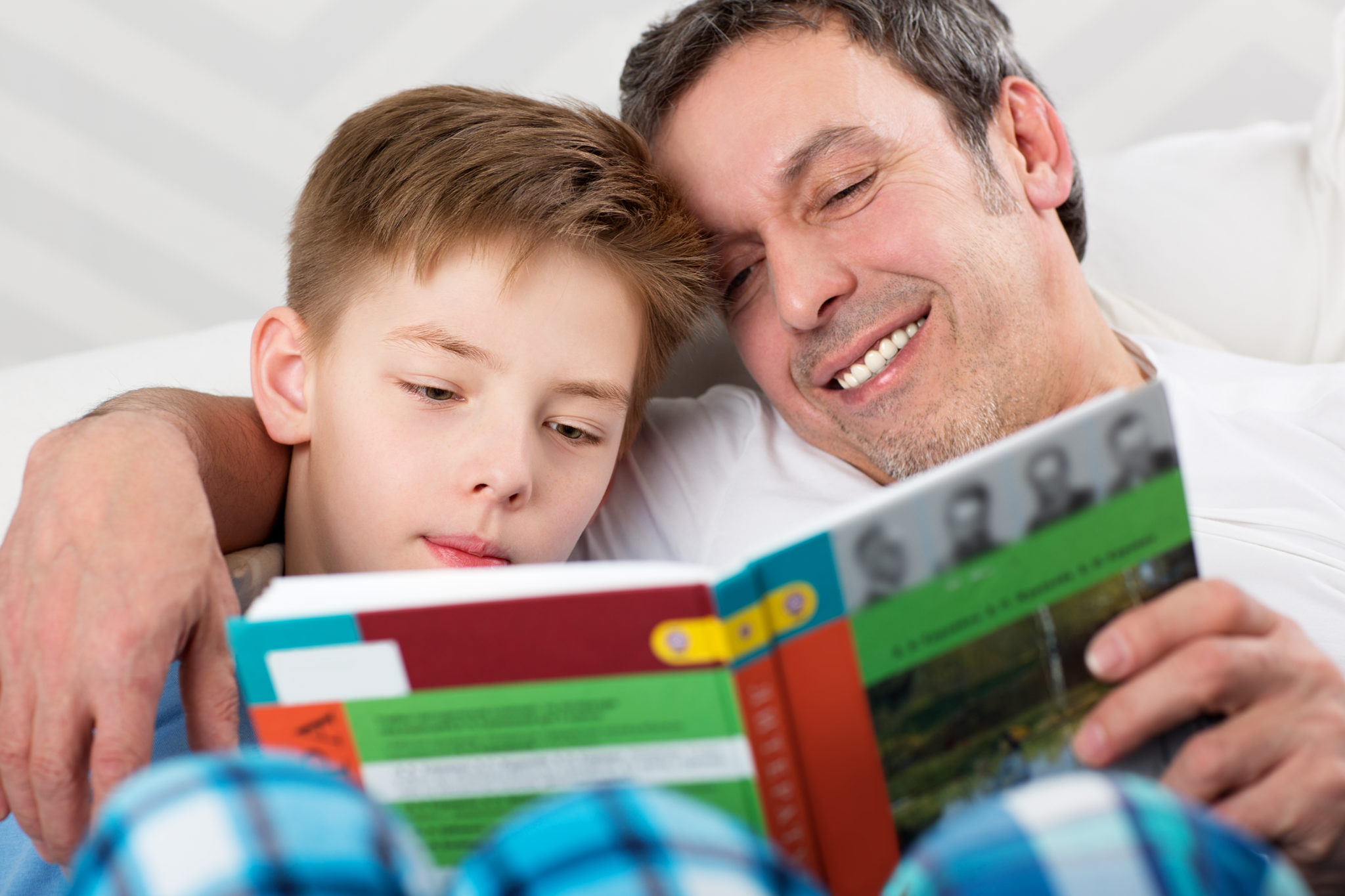 Папа и сын читают